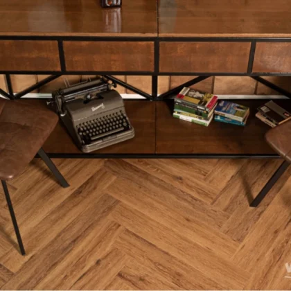 Купить Кварц-виниловая плитка Vinilam Parquet Herringbone Glue IS11210 Паркет Де Вилль. С доставкой по России. Самовывоз со склада в Москве.