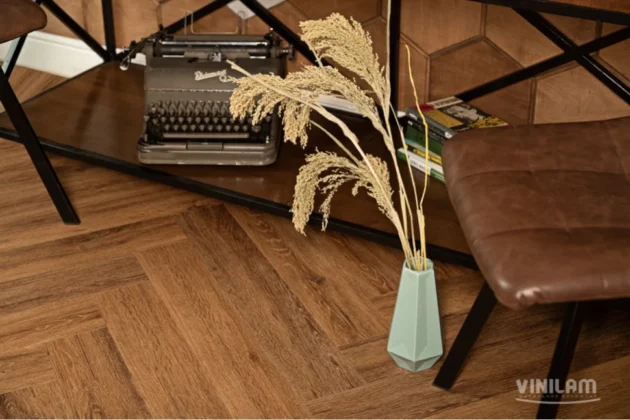 Купить Кварц-виниловая плитка Vinilam Parquet Herringbone Glue IS11210 Паркет Де Вилль. С доставкой по России. Самовывоз со склада в Москве.