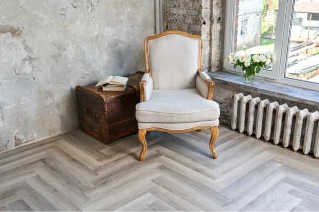 Купить Кварц-виниловая плитка Vinilam Parquet Herringbone Glue IS11122 Паркет Эрмитаж. С доставкой по России. Самовывоз со склада в Москве.