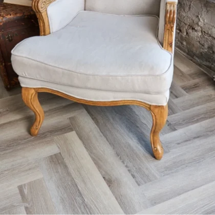 Купить Кварц-виниловая плитка Vinilam Parquet Herringbone Glue IS11122 Паркет Эрмитаж. С доставкой по России. Самовывоз со склада в Москве.
