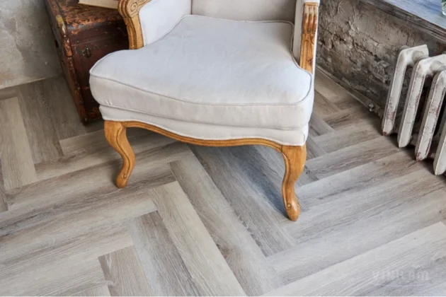 Купить Кварц-виниловая плитка Vinilam Parquet Herringbone Glue IS11122 Паркет Эрмитаж. С доставкой по России. Самовывоз со склада в Москве.