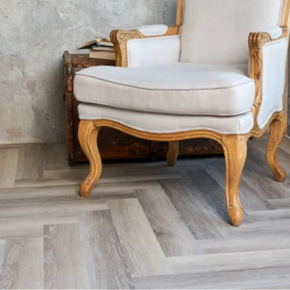 Купить Кварц-виниловая плитка Vinilam Parquet Herringbone Glue IS11122 Паркет Эрмитаж. С доставкой по России. Самовывоз со склада в Москве.