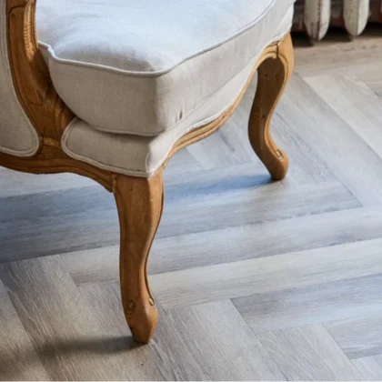 Купить Кварц-виниловая плитка Vinilam Parquet Herringbone Glue IS11122 Паркет Эрмитаж. С доставкой по России. Самовывоз со склада в Москве.