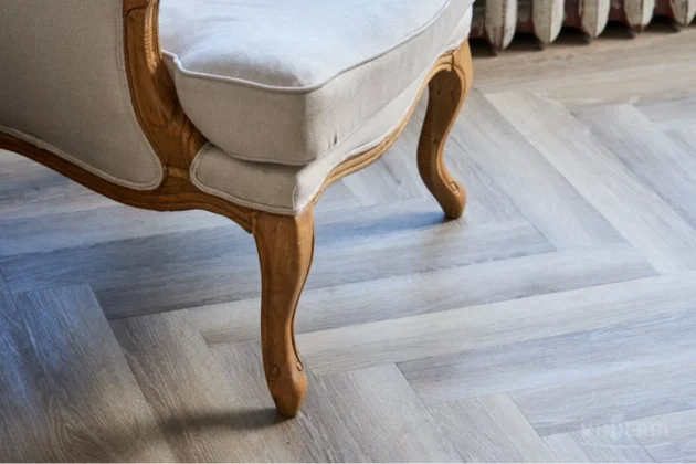 Купить Кварц-виниловая плитка Vinilam Parquet Herringbone Glue IS11122 Паркет Эрмитаж. С доставкой по России. Самовывоз со склада в Москве.