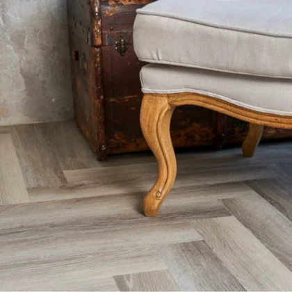 Купить Кварц-виниловая плитка Vinilam Parquet Herringbone Glue IS11122 Паркет Эрмитаж. С доставкой по России. Самовывоз со склада в Москве.