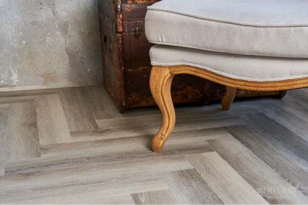Купить Кварц-виниловая плитка Vinilam Parquet Herringbone Glue IS11122 Паркет Эрмитаж. С доставкой по России. Самовывоз со склада в Москве.