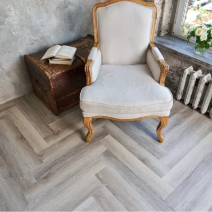 Купить Кварц-виниловая плитка Vinilam Parquet Herringbone Glue IS11122 Паркет Эрмитаж. С доставкой по России. Самовывоз со склада в Москве.