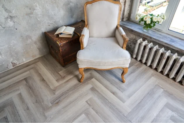 Купить Кварц-виниловая плитка Vinilam Parquet Herringbone Glue IS11122 Паркет Эрмитаж. С доставкой по России. Самовывоз со склада в Москве.