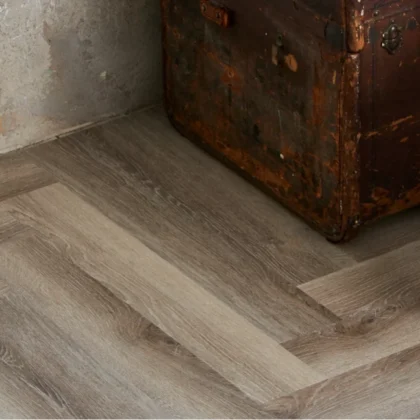 Купить Кварц-виниловая плитка Vinilam Parquet Herringbone Glue IS11122 Паркет Эрмитаж. С доставкой по России. Самовывоз со склада в Москве.