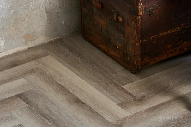 Купить Кварц-виниловая плитка Vinilam Parquet Herringbone Glue IS11122 Паркет Эрмитаж. С доставкой по России. Самовывоз со склада в Москве.