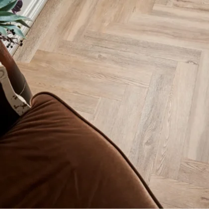 Купить Кварц-виниловая плитка Vinilam Parquet Herringbone Glue IS11133 Паркет Северный. С доставкой по России. Самовывоз со склада в Москве.