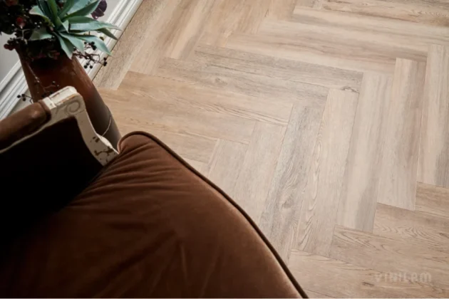 Купить Кварц-виниловая плитка Vinilam Parquet Herringbone Glue IS11133 Паркет Северный. С доставкой по России. Самовывоз со склада в Москве.