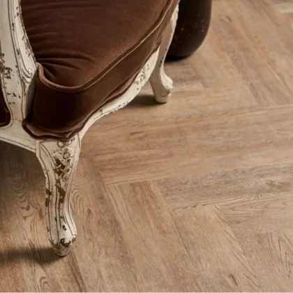 Купить Кварц-виниловая плитка Vinilam Parquet Herringbone Glue IS11133 Паркет Северный. С доставкой по России. Самовывоз со склада в Москве.