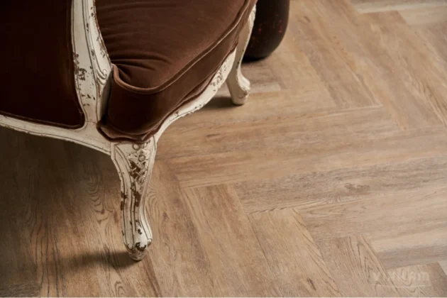 Купить Кварц-виниловая плитка Vinilam Parquet Herringbone Glue IS11133 Паркет Северный. С доставкой по России. Самовывоз со склада в Москве.