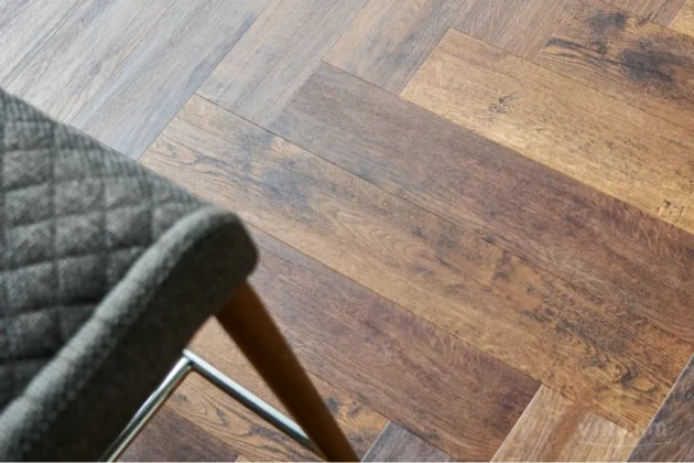 Купить Кварц-виниловая плитка Vinilam Parquet Herringbone Glue IS11155 Паркет Парижский. С доставкой по России. Самовывоз со склада в Москве.