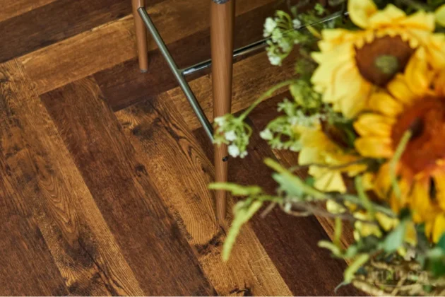 Купить Кварц-виниловая плитка Vinilam Parquet Herringbone Glue IS11155 Паркет Парижский. С доставкой по России. Самовывоз со склада в Москве.