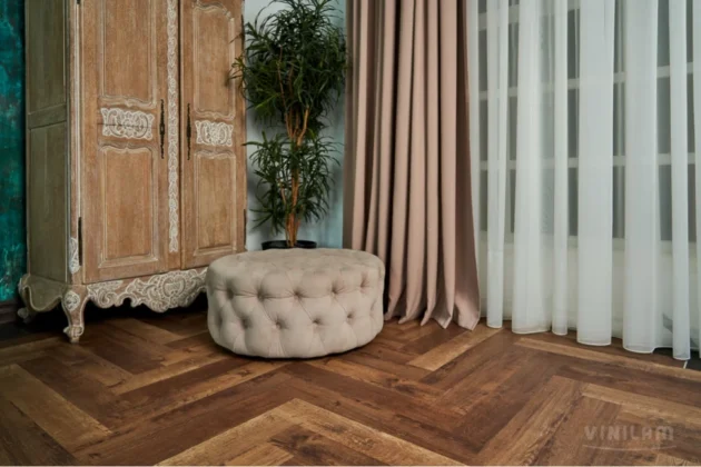 Купить Кварц-виниловая плитка Vinilam Parquet Herringbone Glue IS11177 Паркет Версальский. С доставкой по России. Самовывоз со склада в Москве.