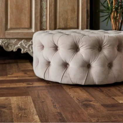 Купить Кварц-виниловая плитка Vinilam Parquet Herringbone Glue IS11177 Паркет Версальский. С доставкой по России. Самовывоз со склада в Москве.