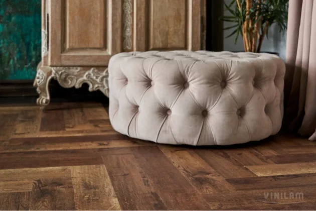 Купить Кварц-виниловая плитка Vinilam Parquet Herringbone Glue IS11177 Паркет Версальский. С доставкой по России. Самовывоз со склада в Москве.