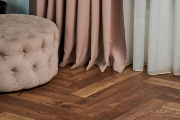 Купить Кварц-виниловая плитка Vinilam Parquet Herringbone Glue IS11177 Паркет Версальский. С доставкой по России. Самовывоз со склада в Москве.