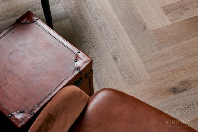 Купить Кварц-виниловая плитка Vinilam Parquet Herringbone Glue IS11199 Паркет Венецианский. С доставкой по России. Самовывоз со склада в Москве.
