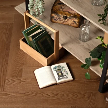 Купить Кварц-виниловая плитка Vinilam Parquet Herringbone Glue IS11200 Паркет Винсент. С доставкой по России. Самовывоз со склада в Москве.